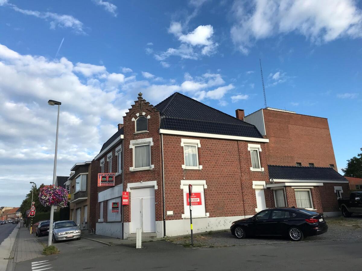 Commercieel gelegen, voormalig bankgebouw 