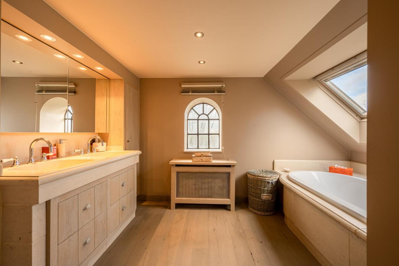 Idyllisch landhuis gelegen op 8330 m² te Ruiselede 