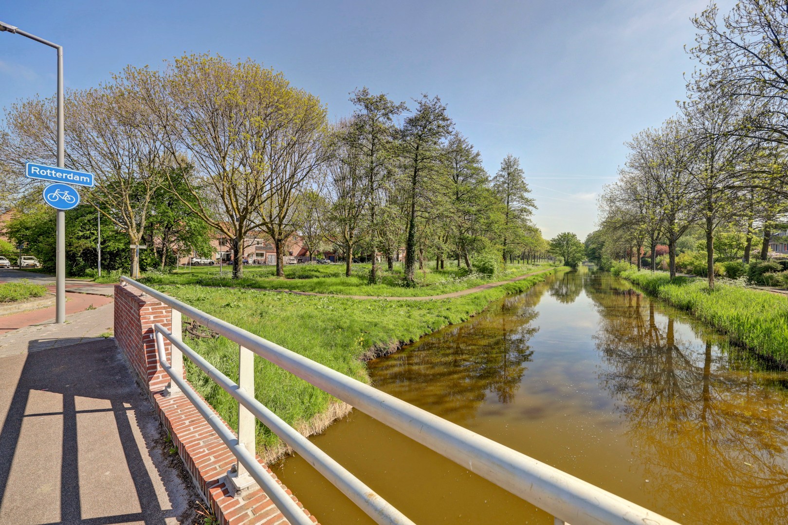 Ruime 5-kamer hoekwoning met aangebouwde garage op een kavel van maar liefst 297 m2 eigen grond! 