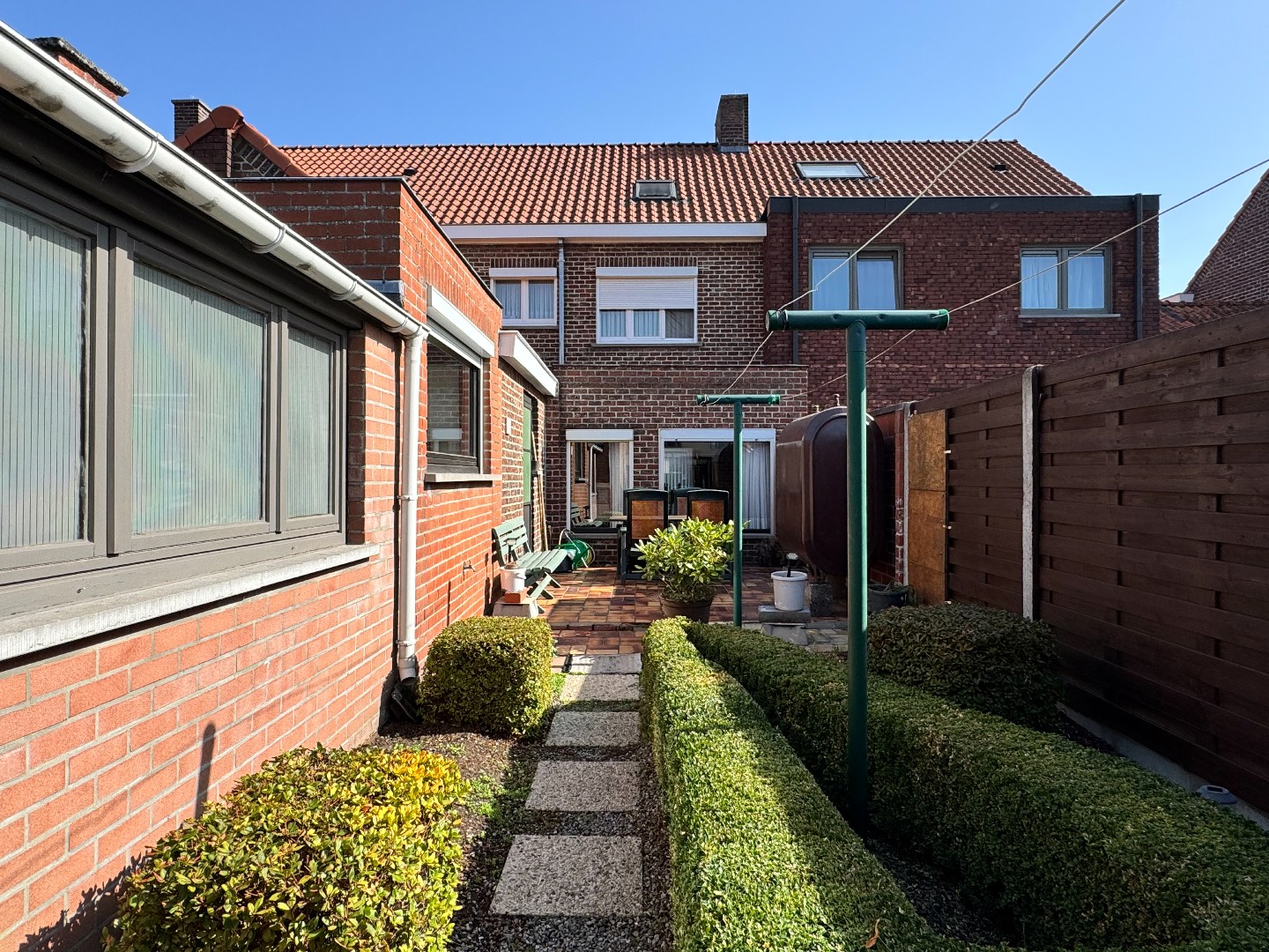 Gezellige woning met stadstuin, garage en uitweg langsachter. 