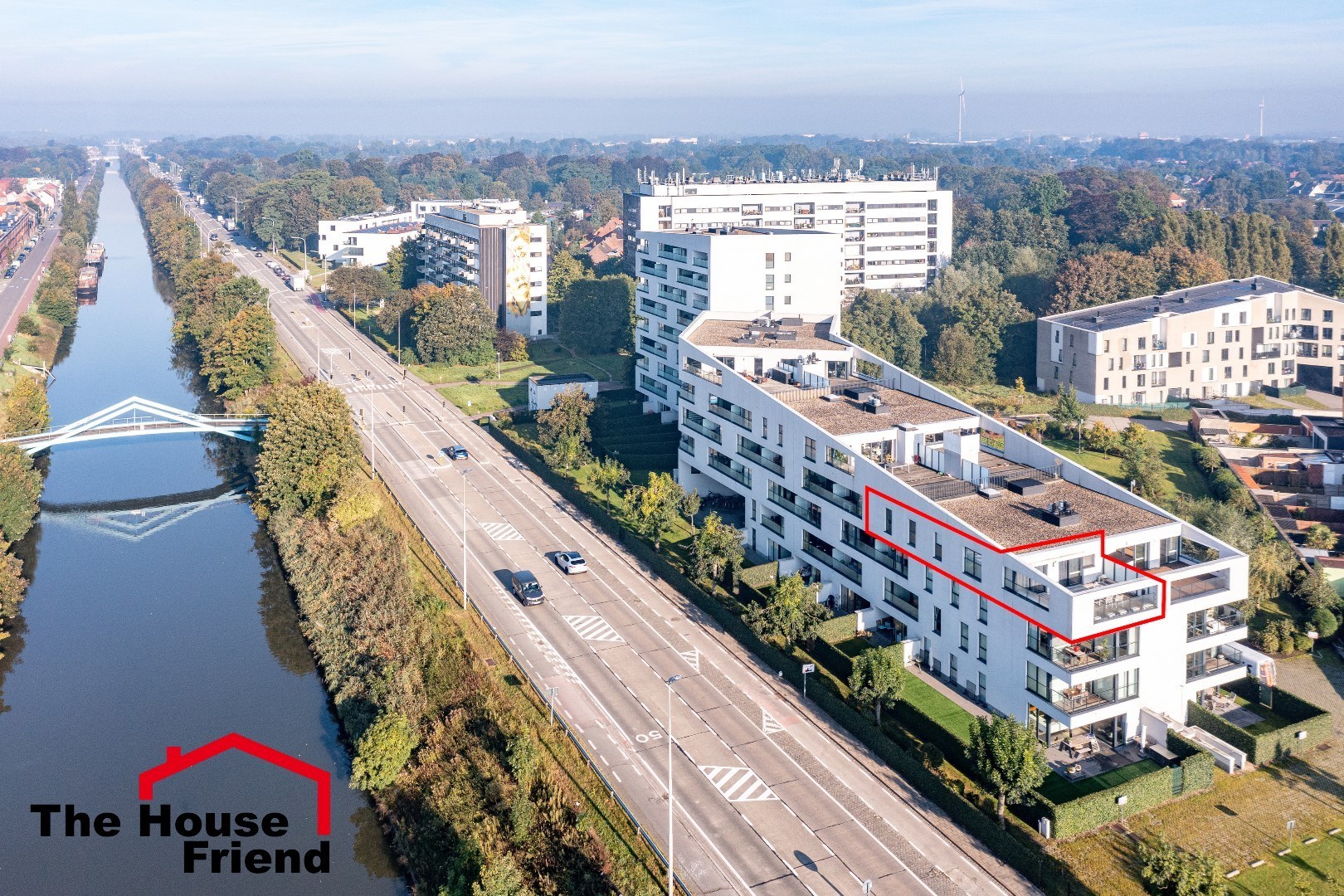 Zeer ruim penthouse met groot terras en privé garage 