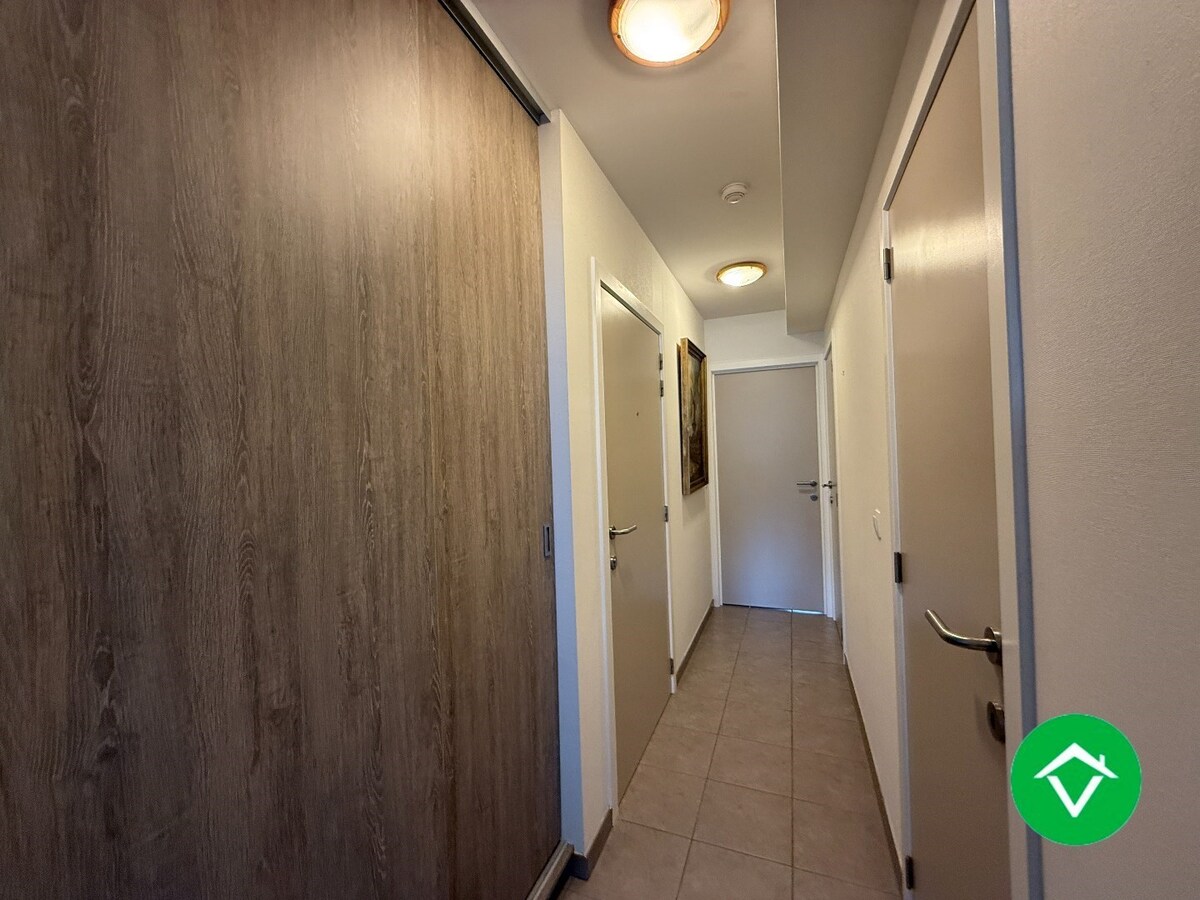 Gelijkvloers appartement op een centrale ligging met één slaapkamer, tuin en autostaanplaats te Roeselare 