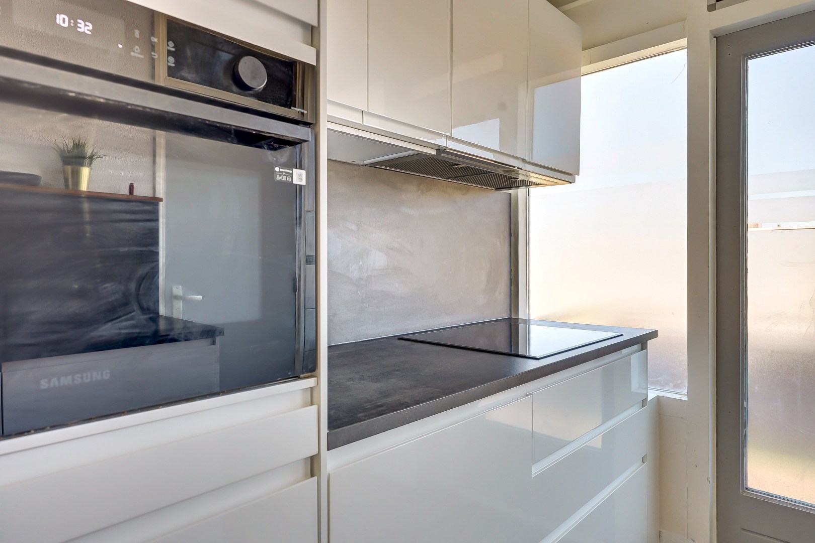 Goed onderhouden en instapklaar 4-kamer hoek-appartement op de 4e verdieping met moderne keuken en badkamer, 3 balkons en gelegen op eigen grond. 