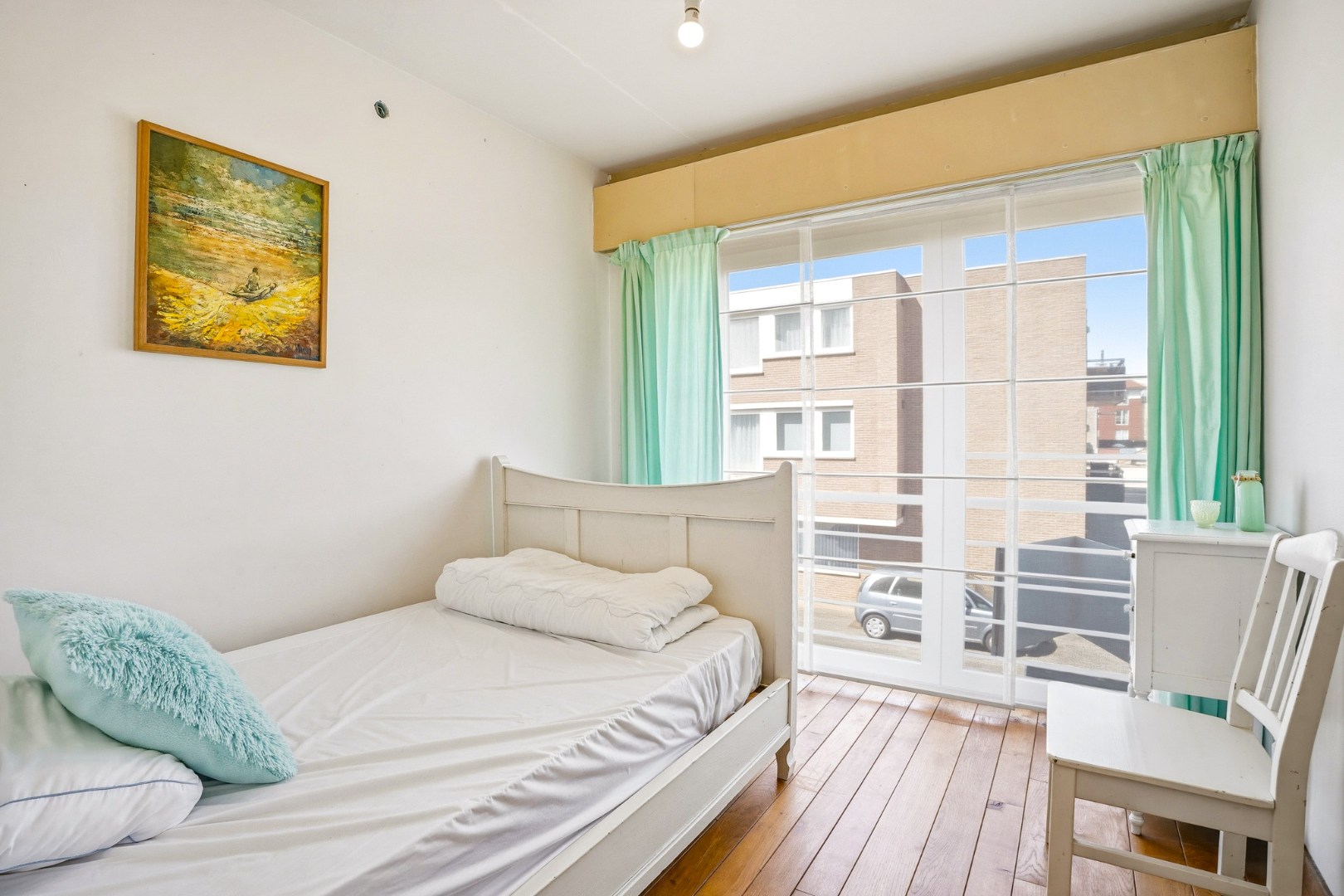 Instapklaar en lichtrijk 3-slaapkamerappartement (109 m²) met terras en privé-parkeerplaats te Oostduinkerke. 
