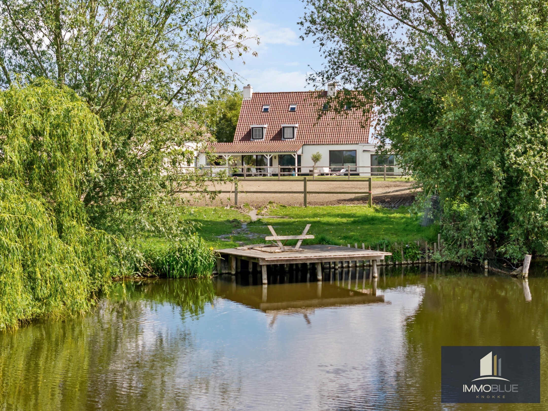 Domaine idylliquement situé avec maison rénovée, espace professionnel et installations équestres étendues. 