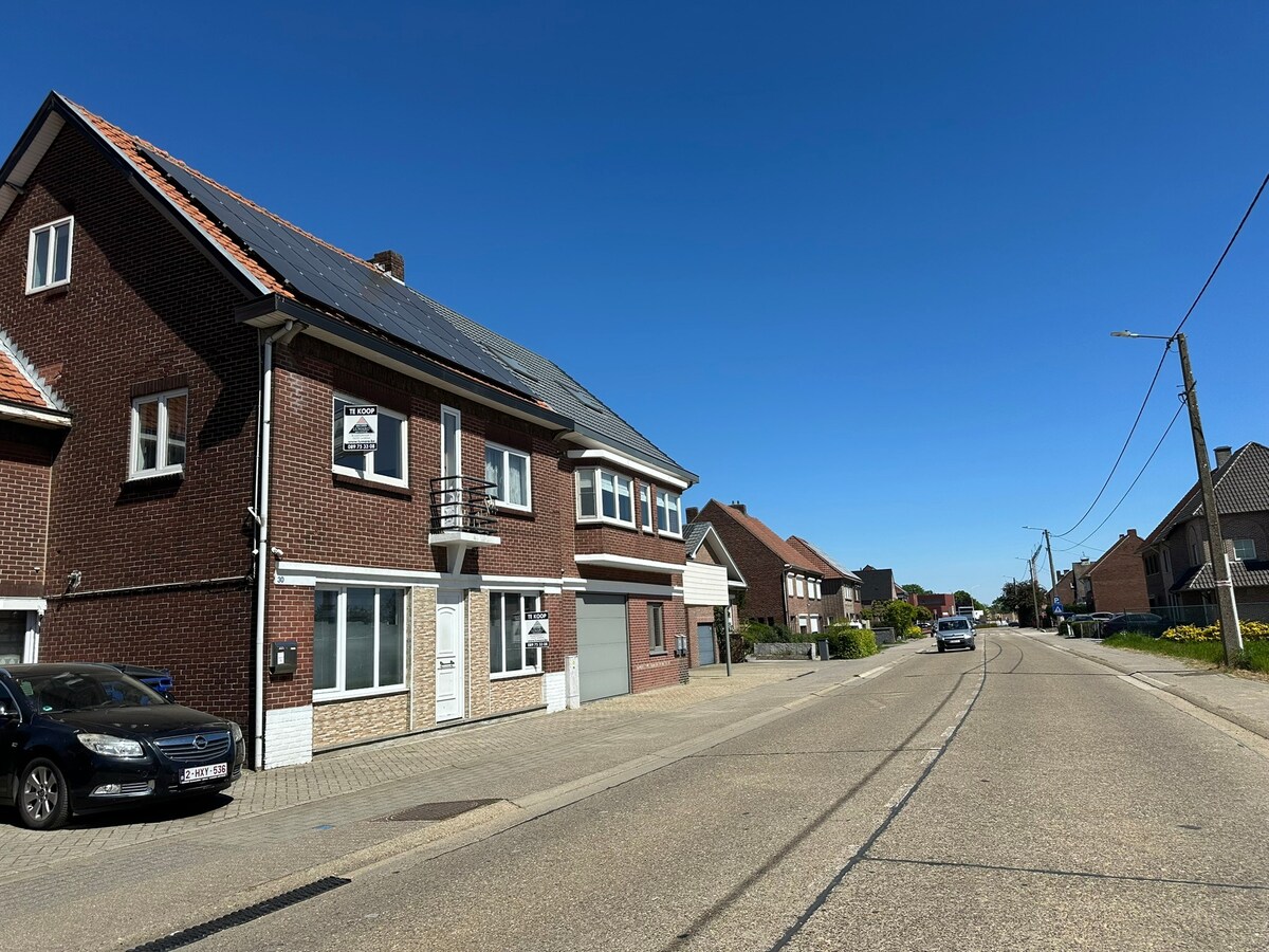 Centraal gelegen halfvrijstaande woning. 6 slaapkamers. Te renoveren. 