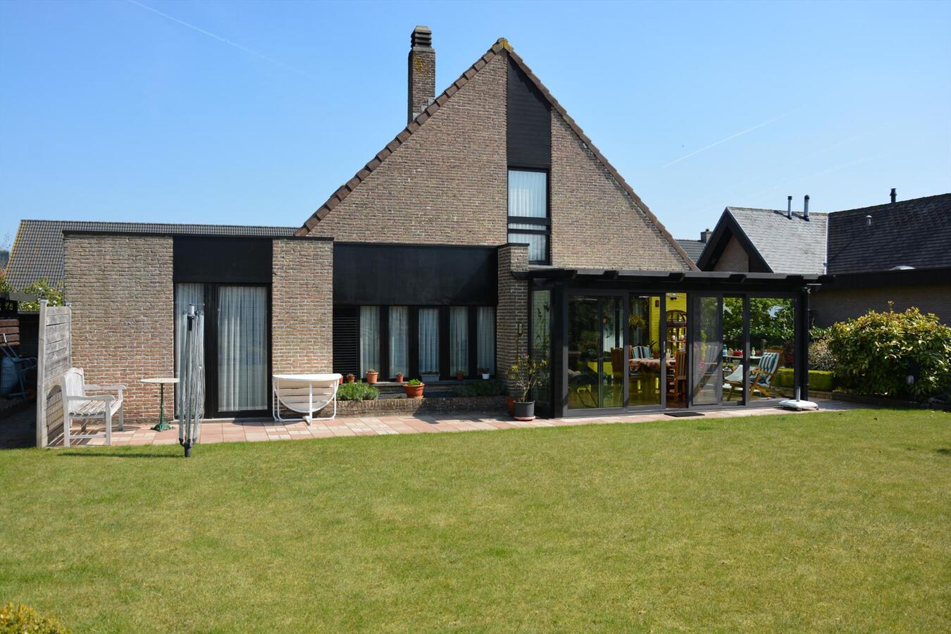 Charmante villa met zonnige tuin 