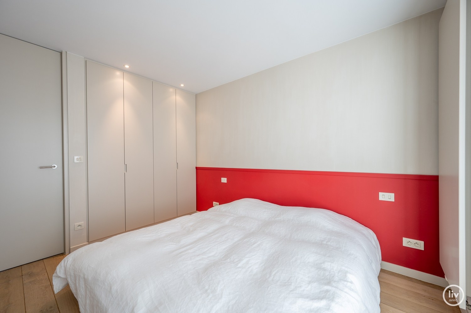 Meublé - Appartement récemment rénové et fini avec des matériaux de haute qualité comprenant 2 chambres à coucher et une largeur de façade de 6 mètres, idéalement situé à proximité de l'avenue Dumorti 