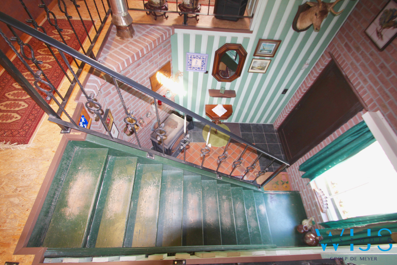 Fenomenaal gelegen Hoeve met bijgebouwen te Assenede ! 