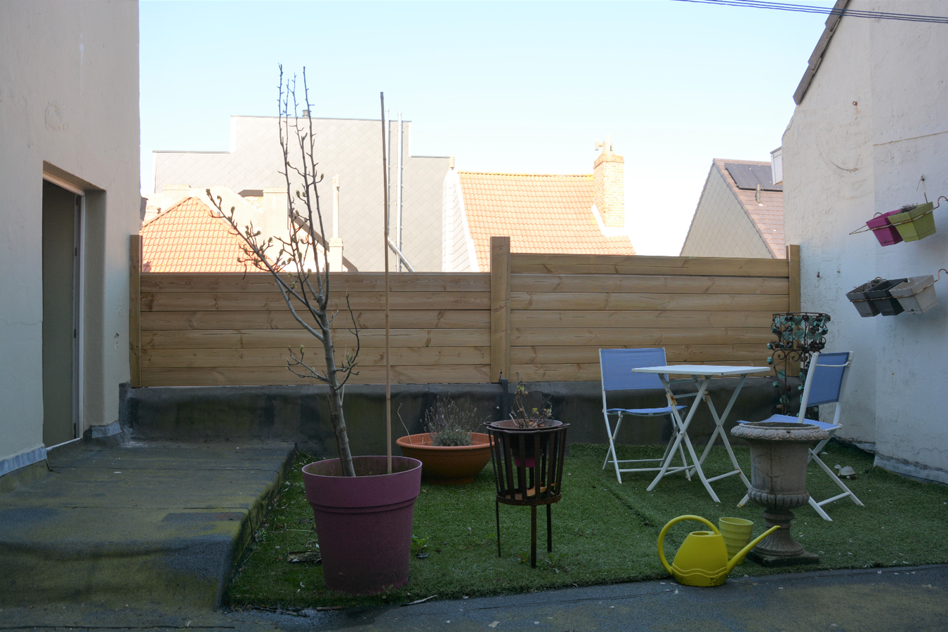 Polyvalent hoekpand met karaktervol appartement en terras 