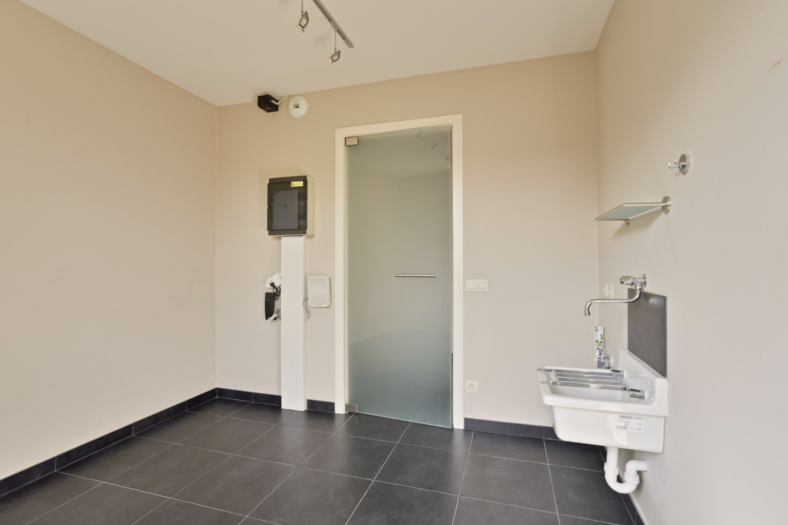 Instapklaar gelijkvloers appartement met groot terras, tuin en garagebox in Kumtich - EPC 104 KWH/m² 