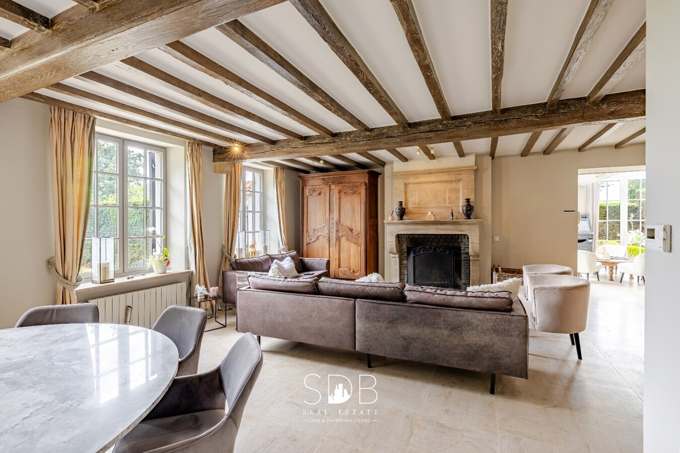 Landelijke villa met bijgebouwen en graslanden op 23.740m² 
