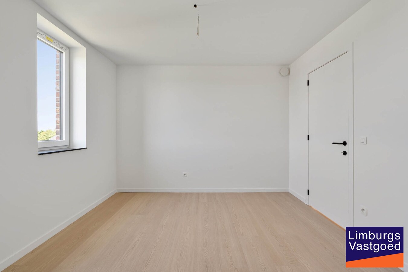 Moderne nieuwbouwwoning, 5 slpk, op een perceel van 4a31ca. 