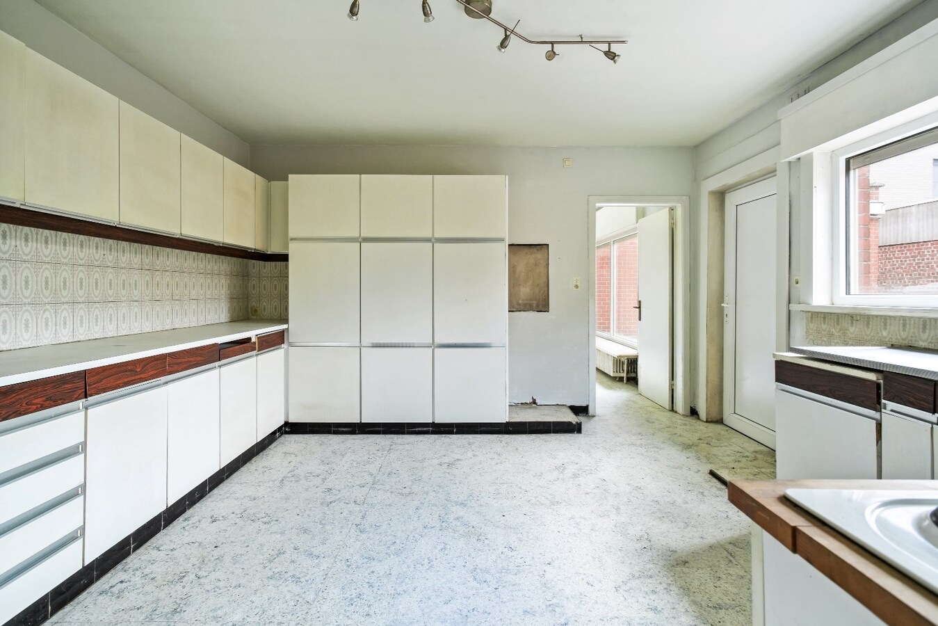 Ruime handelspand met woonst op commerciële ligging 