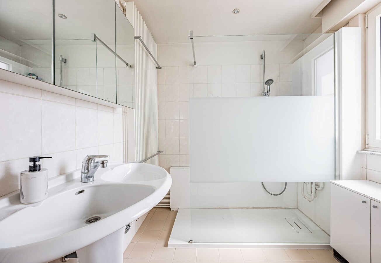 Instapklare, lichtrijke bel-etage woning met ruime garage en terras op centrale ligging 