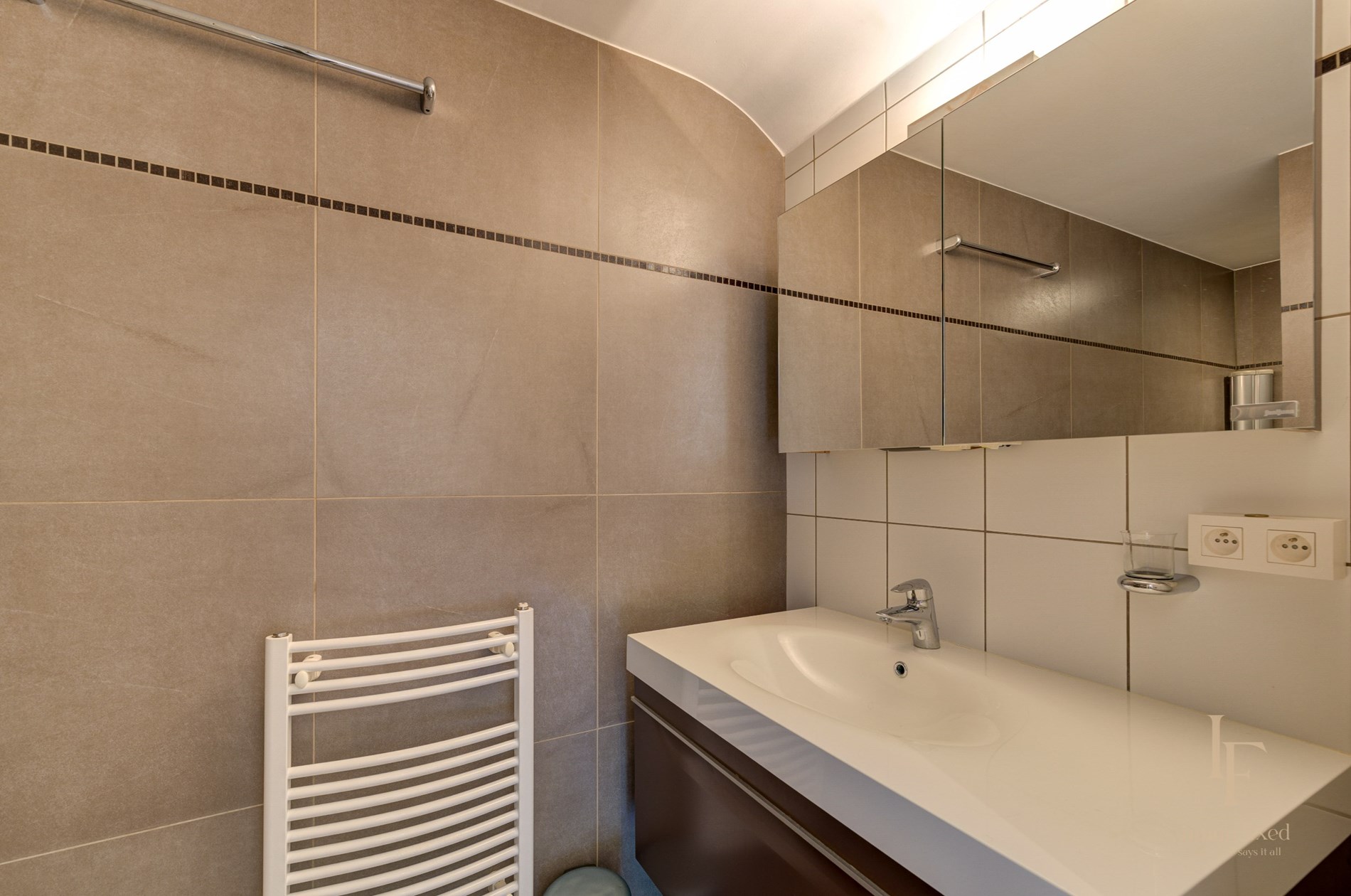 Moderne villa met 7 slaapkamers te Zoersel. 