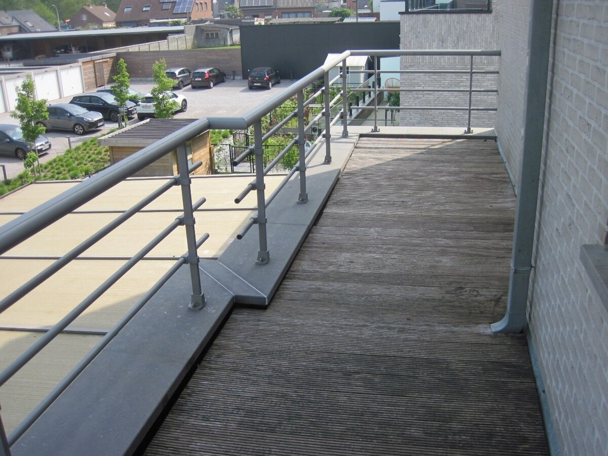 Lichtrijk appartement met ruim terras. Geen vaste kosten ! 