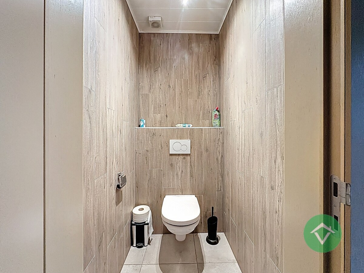 Statige bungalow op 1.811m² met landelijk zicht, drie slaapkamers en twee garages te Ichtegem 