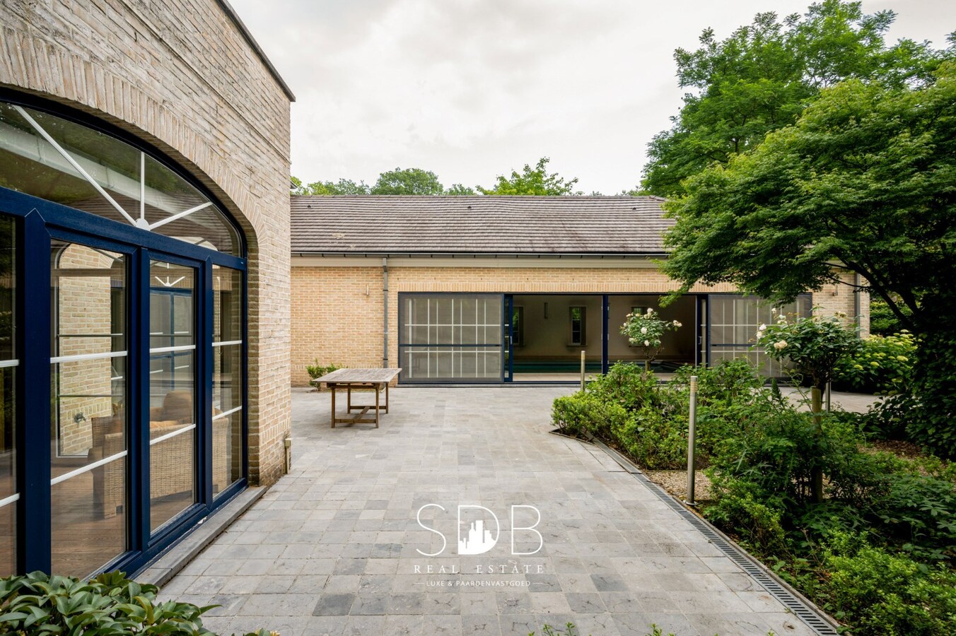 Prachtig landhuis met paardenfaciliteiten op 15.804m² 