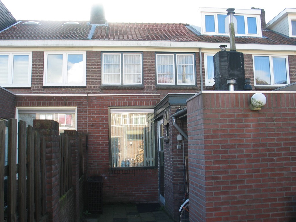 In de wijk 'De Armhoefse Akkers' (Sacramentsparochie) gelegen tussenwoning met achtertuin en stenen berging 