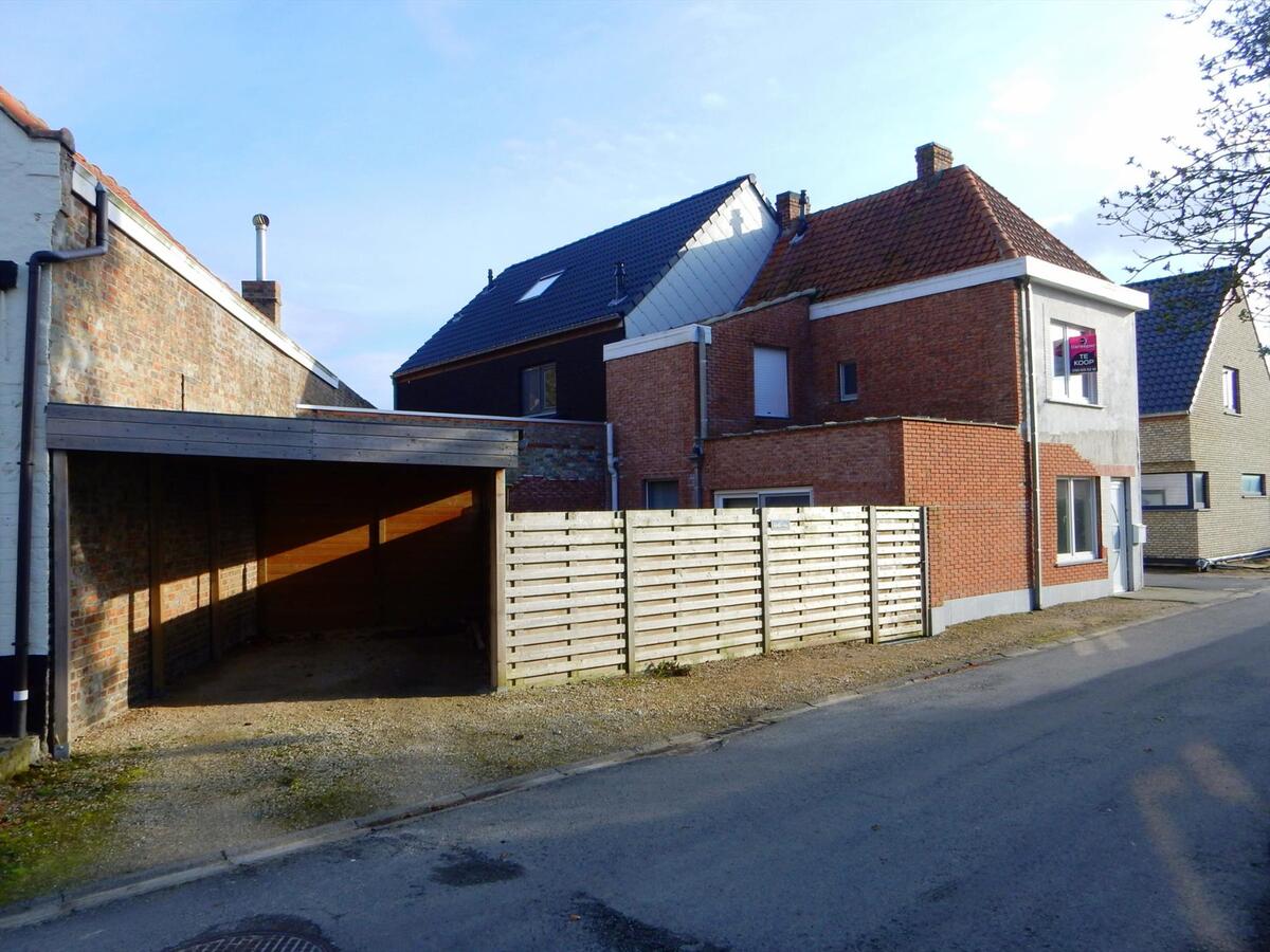 Half-open gerenoveerde woning te Jabbeke 