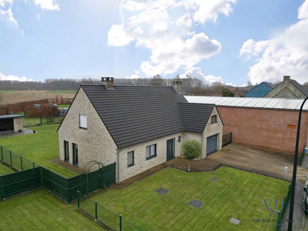 Tijdloze vrijstaande villa op ruim perceel 