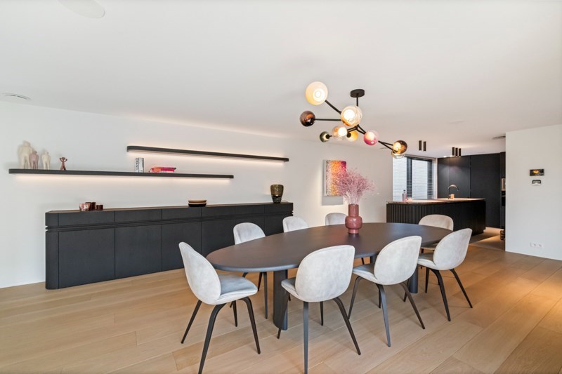 Magnifique villa jumelée récemment rénovée, située au calme entre le centre de Knokke et Le Zoute, avec une parfaite orientation Sud-Ouest. 