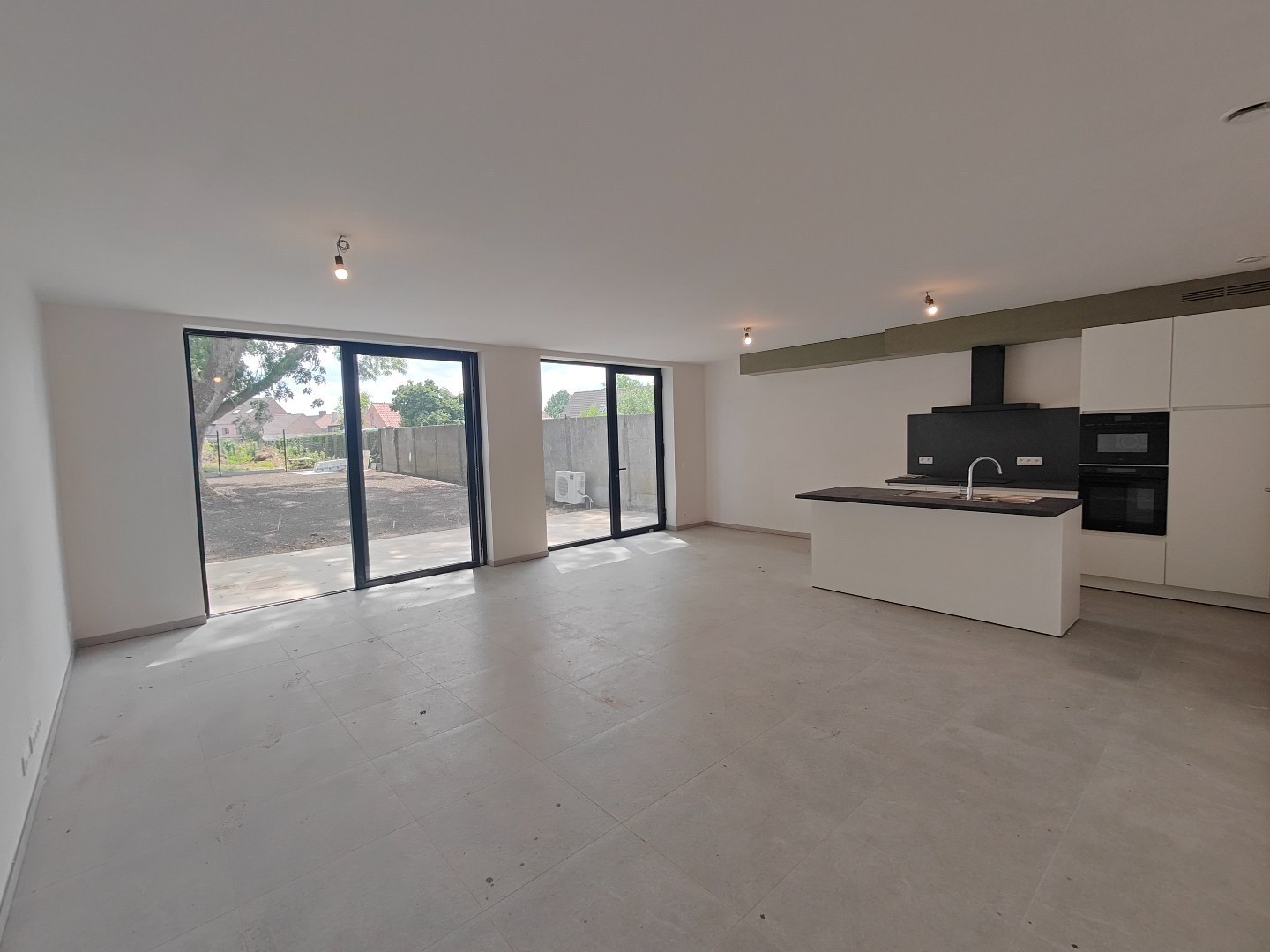 Afgewerkte woning met 2 slaapkamers &amp; ruim zonnig terras en tuin + autostaanplaats en berging 