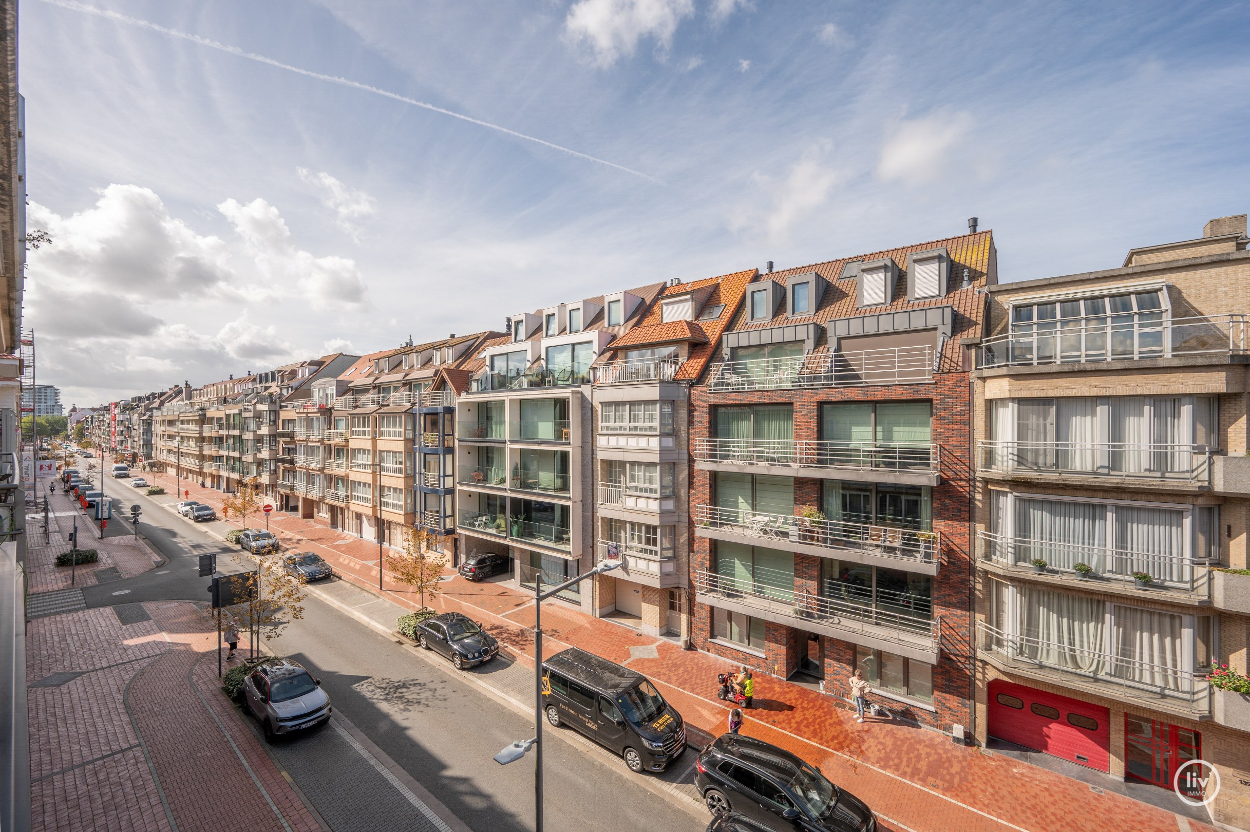 Appartement élégamment rénové avec deux chambres et deux terrasses, situé au centre de Knokke. 