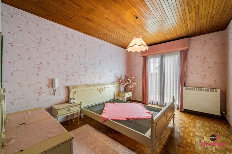 Charmante alleenstaande bungalow met zuidgerichte tuin op ruim perceel in Snaaskerke 