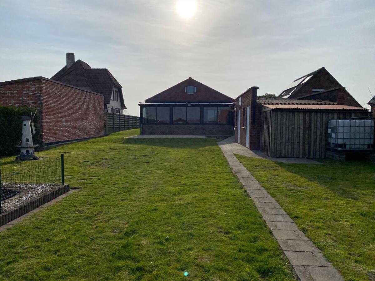 Rustig gelegen alleenstaande woning met 3 slaapkamers op 920 m² te Koekelare 