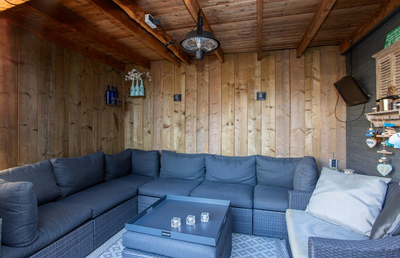 Ruime gezinswoning met royale garage en prachtige tuin 