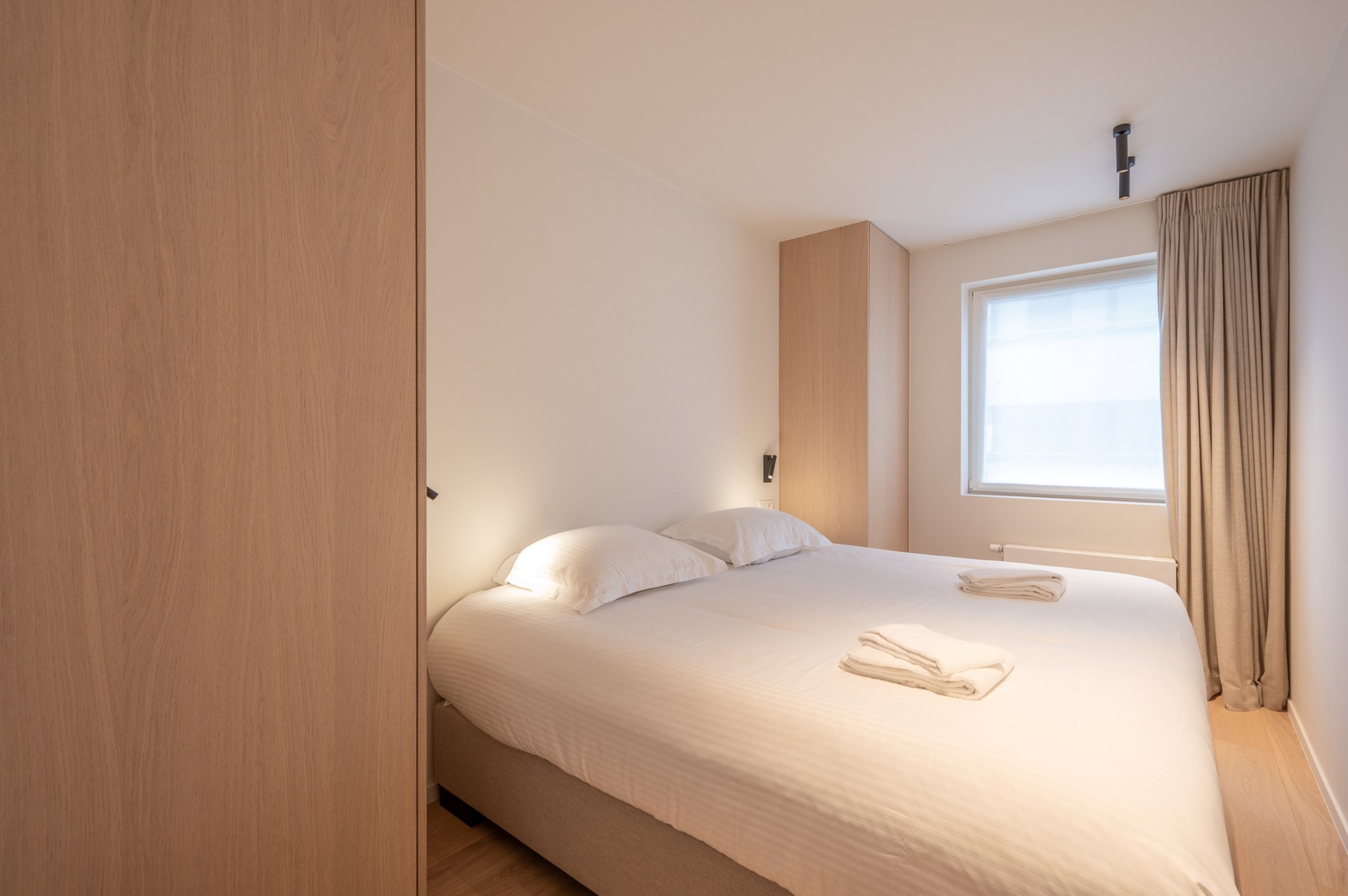 Volledig gerenoveerd HOEKappartement goed gelegen te Lippenslaan 