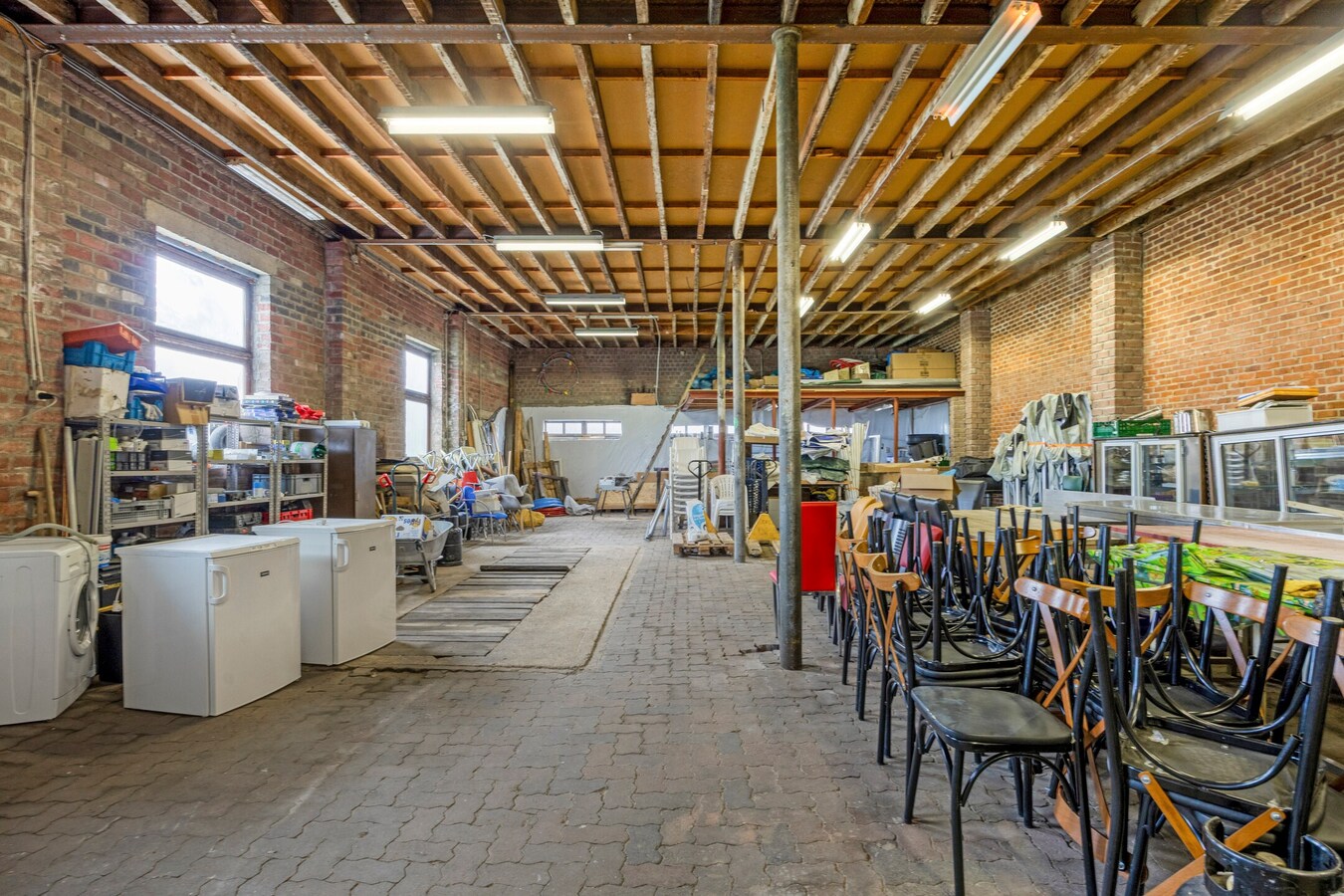 Woning met vergunde loods (300 m² x 2) en bijgebouw (50,50 m²). 