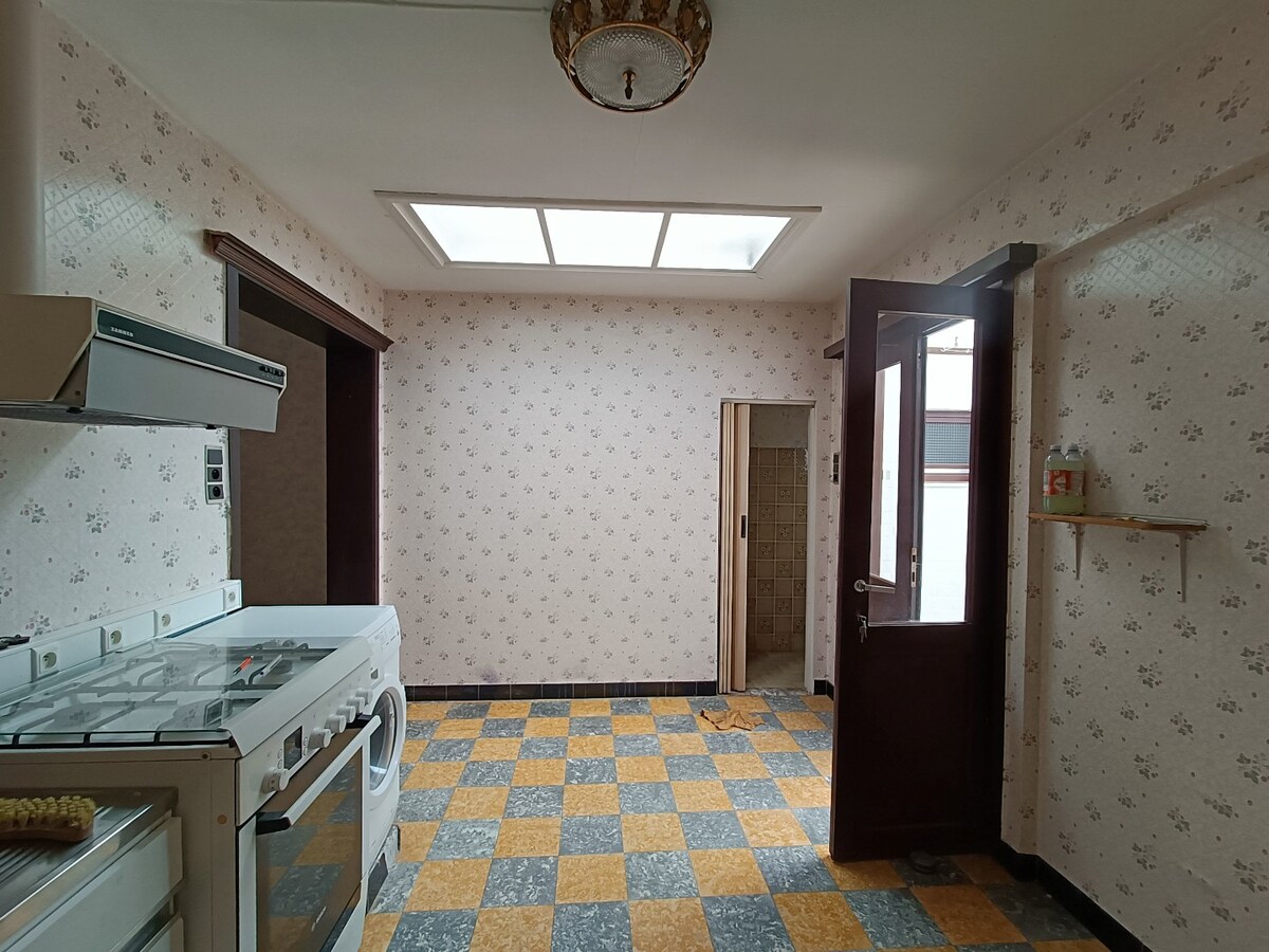 Te renoveren, lichtrijke woning met stadskoer in het hart van Assebroek. 