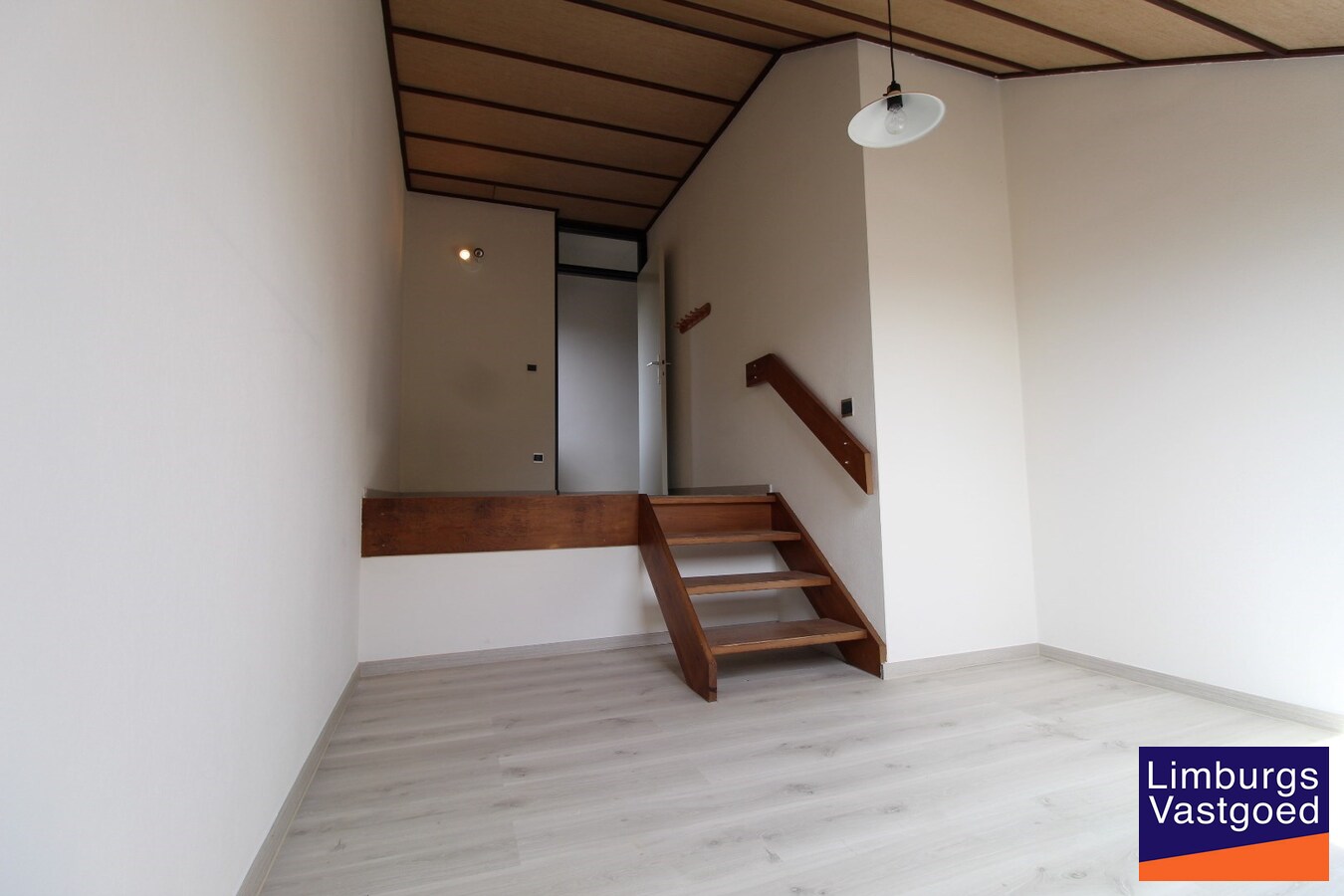 Ruime villa, 308m², 4 slpk, uitzicht op velden, 19a49ca 