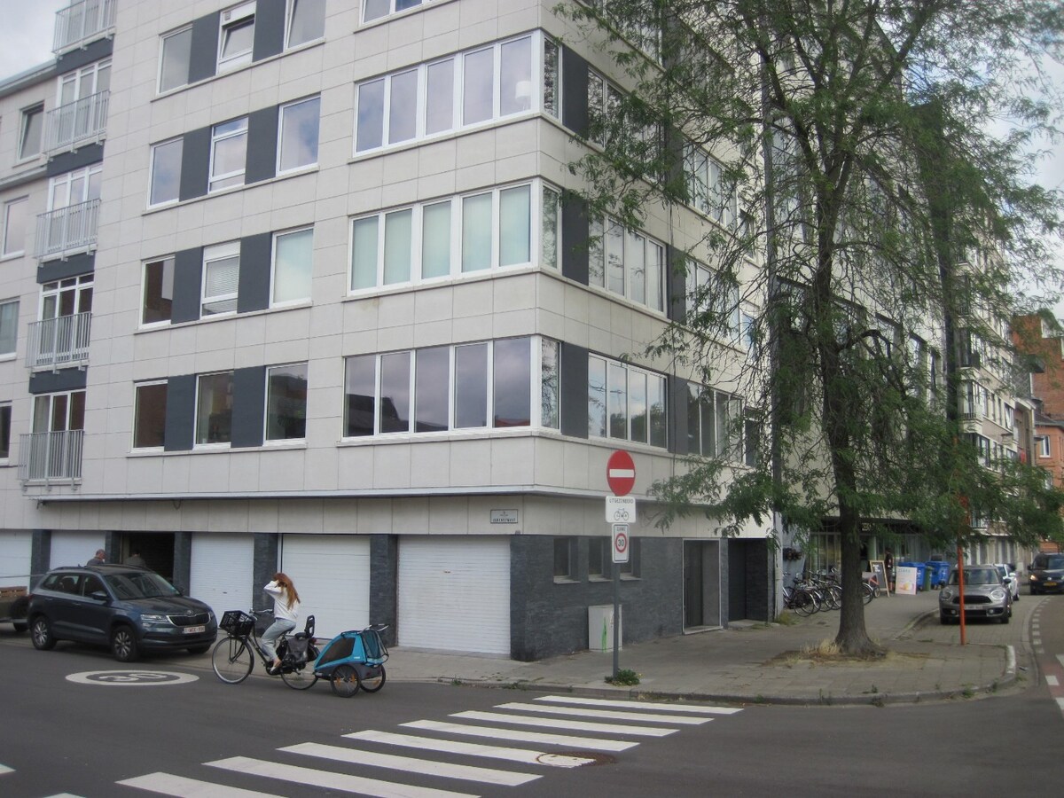 Luxueus appartement met garage en berging (kelder). 