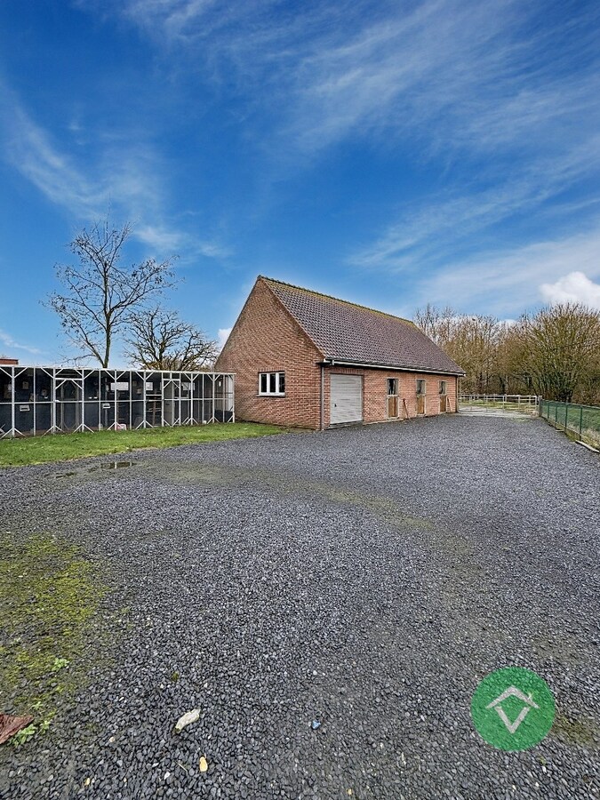 Alleenstaande woning met naastliggend stuk bouwgrond en weide te Eernegem 