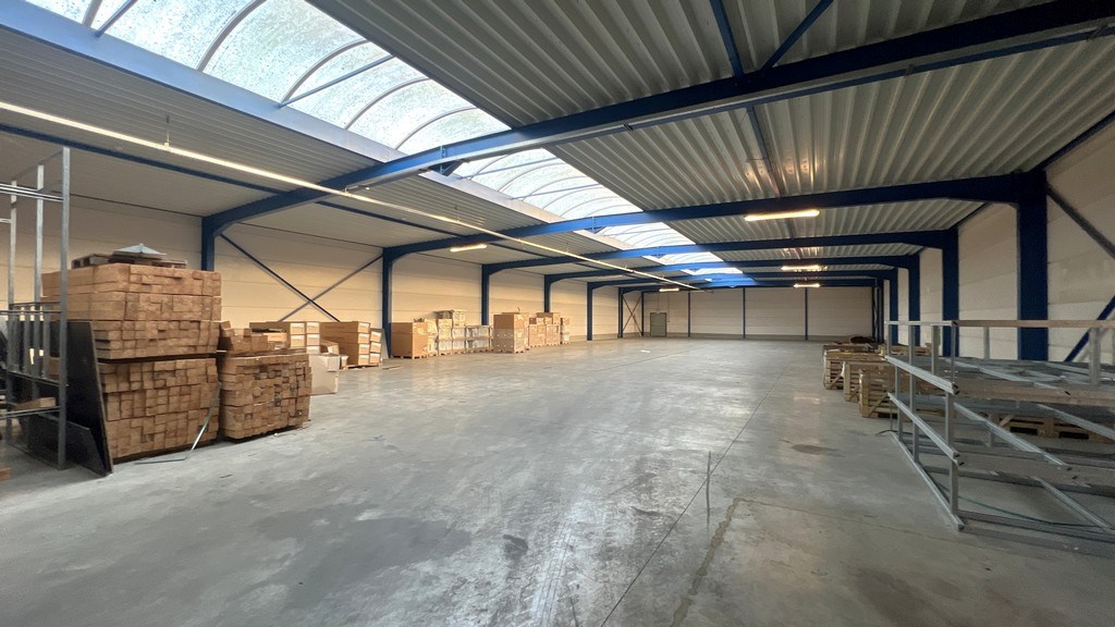 Bedrijfsgebouw met woning te koop vlakbij N60 in Gavere