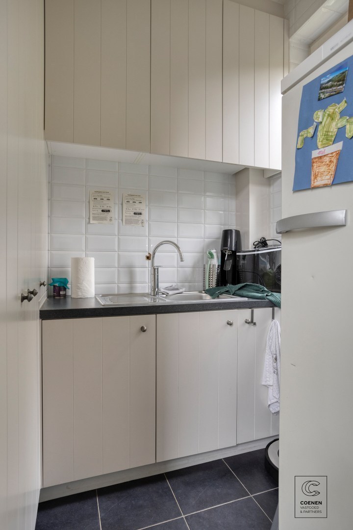 Prachtige woning met een bew. opp. van 302 m², 6 slpk, 3 bk en prachtige tuin met zwembad 