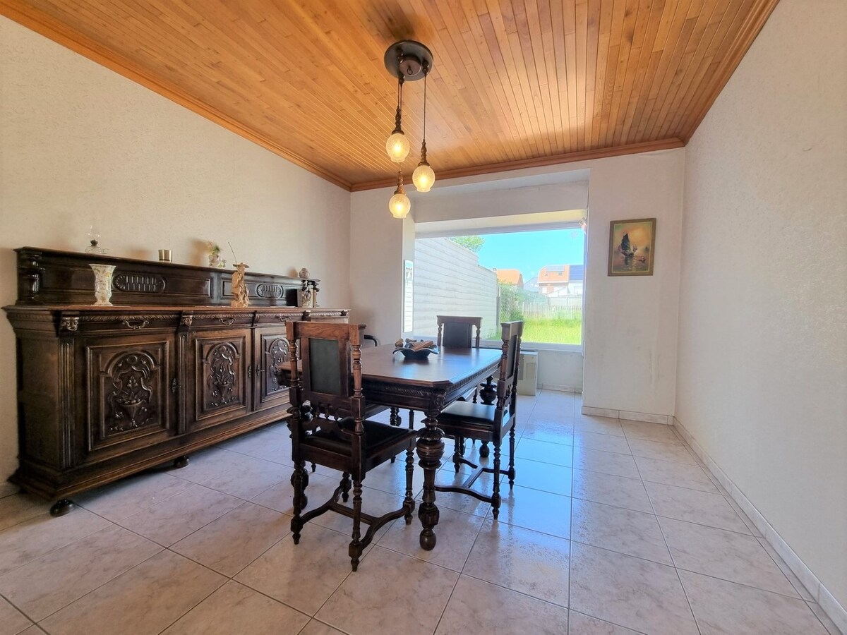 Halfopen woning met oprit, garage en grote tuin te Oudenburg 