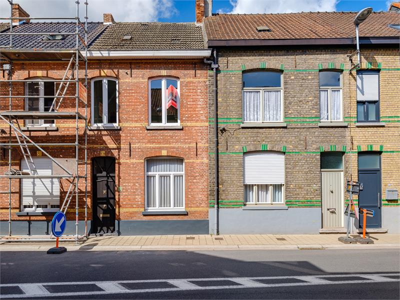 Een buitenkans van een renovatieproject: te renoveren rijwoning in centrum van Eeklo 
