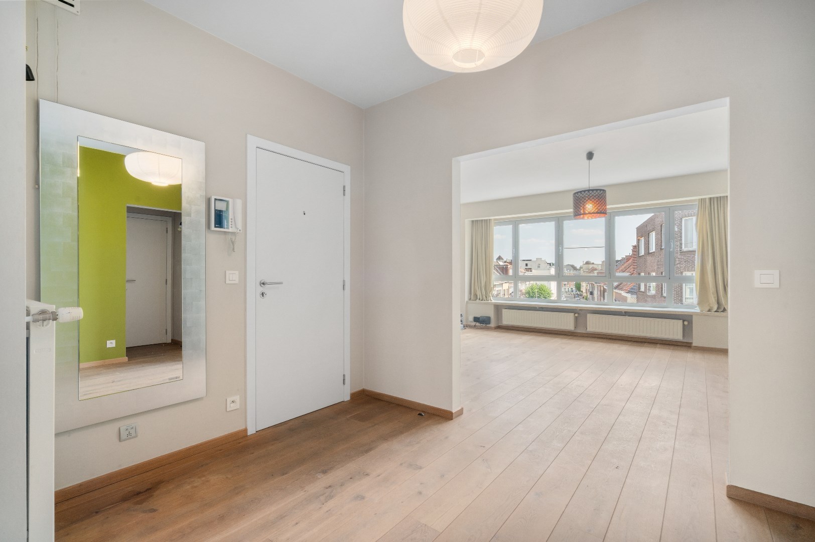 Lichtrijk 2-slpk appartement met garage 