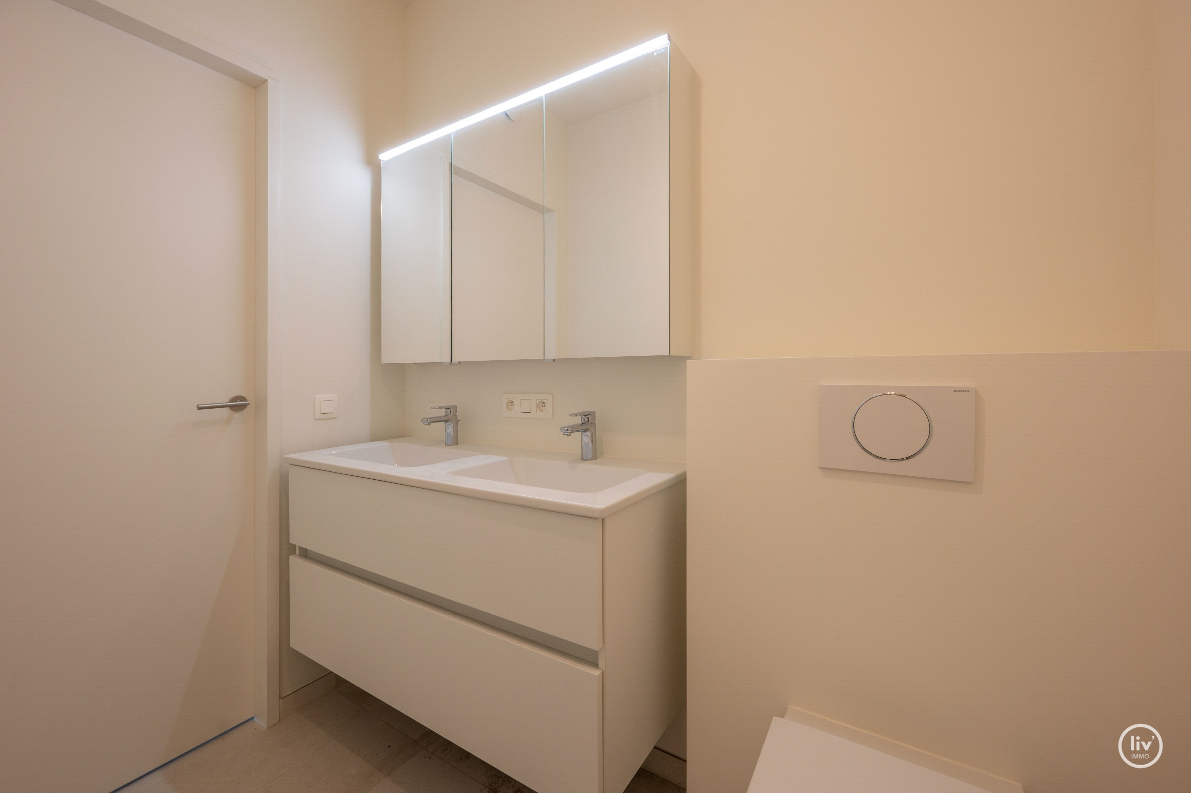 Centraal gelegen 2-kamer appartement te Res. Hoost met ruim terras genietend van zijdelings zeezicht! 