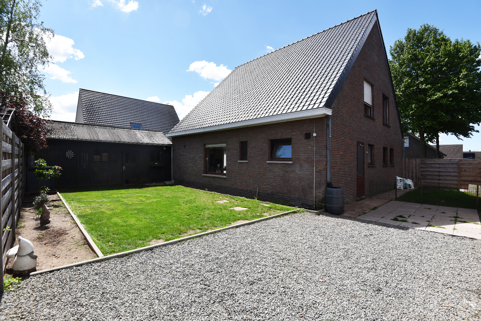 Verder af te werken gezinswoning  4 slpks rustig gelegen te Adegem 