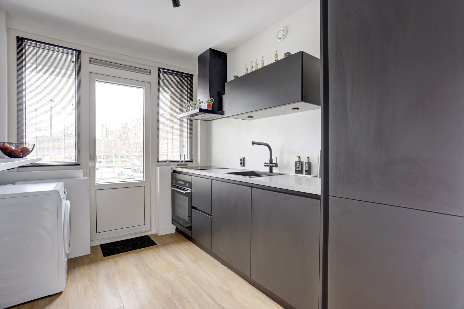 Zonder klussen te betrekken, instapklaar 3-(voorheen 4) kamer appartement met moderne keuken en badkamer, 2 balkons, berging in de onderbouw en gelegen op eigen grond! 
