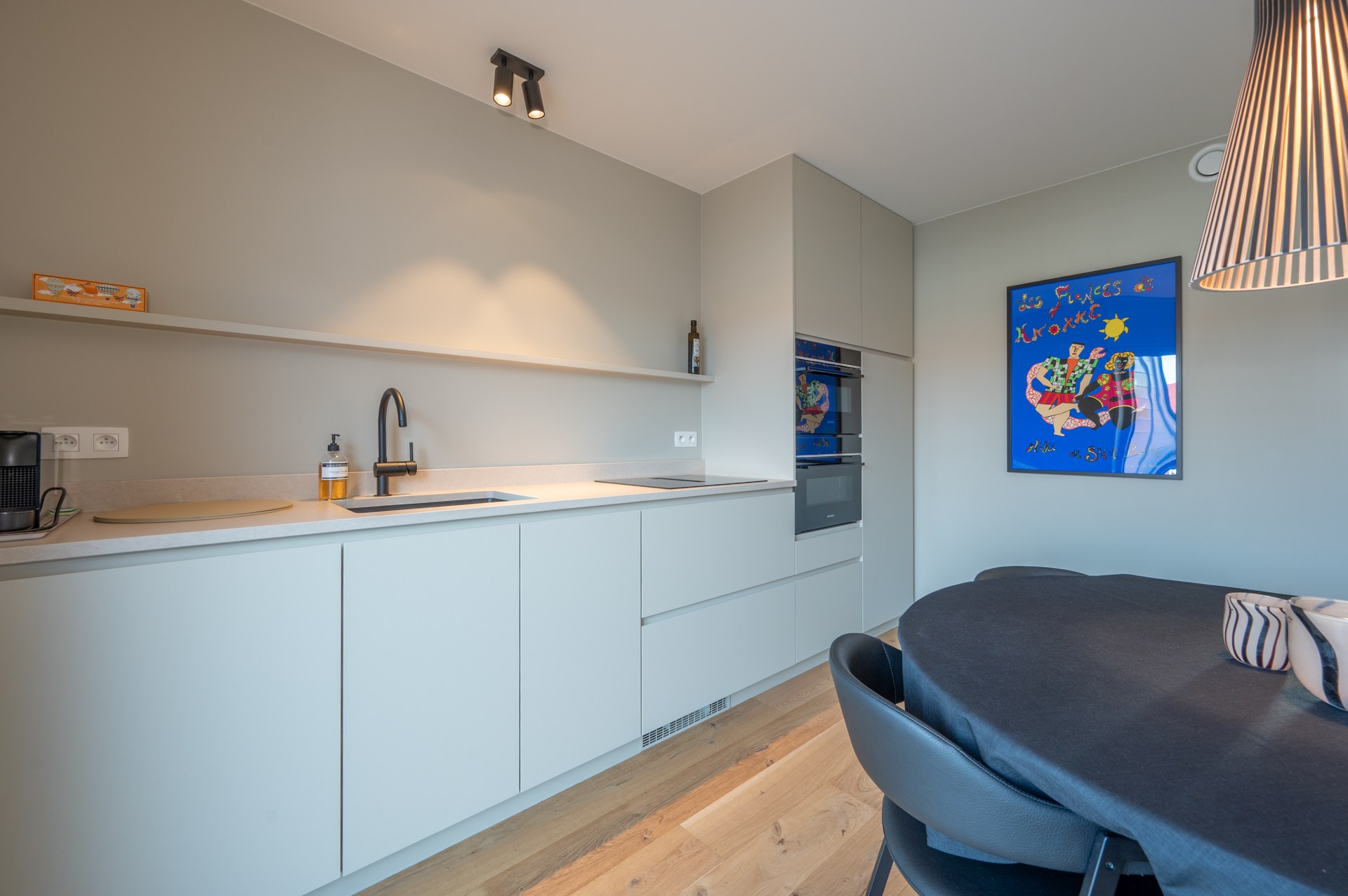 Cet appartement en duplex lumineux est situé à Duinenwater, combinant un agencement pratique avec des espaces extérieurs agréables et un emplacement calme au bord de l'eau. 