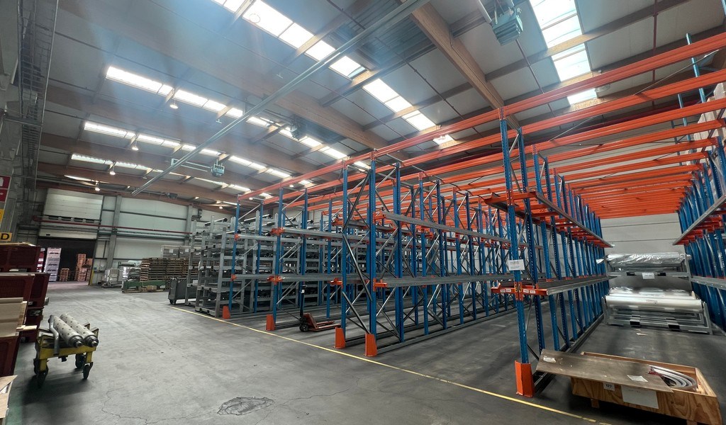 Logistiek bedrijfspand te huur in de haven van Gent