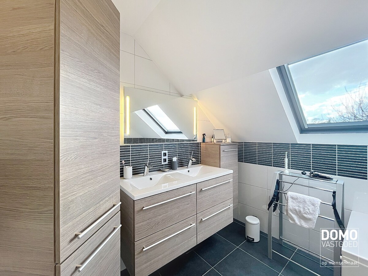 Ruime woning met 4 slaapkamers, groene tuin, terras en inpandige garage 