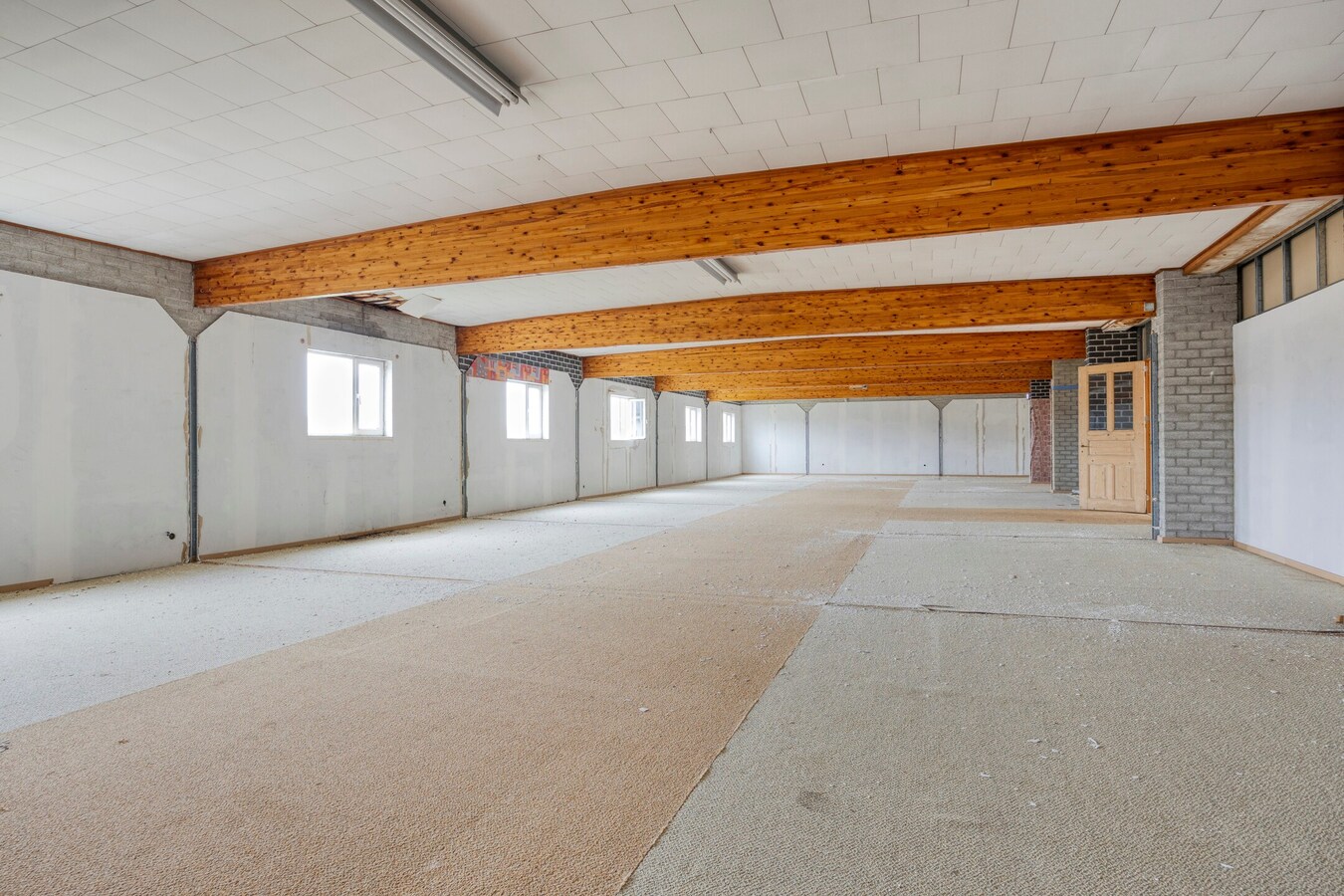 Woning met vergunde loods (300 m² x 2) en bijgebouw (50,50 m²). 